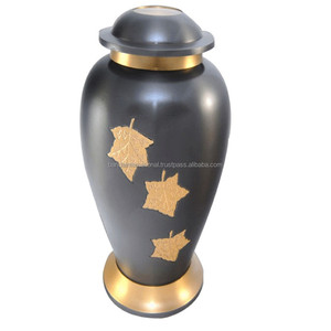 Urnes de crémation pour adultes en laiton avec un beau design de gravure et urnes funéraires en métal fini or pour les cendres humaines. - Product Image 3