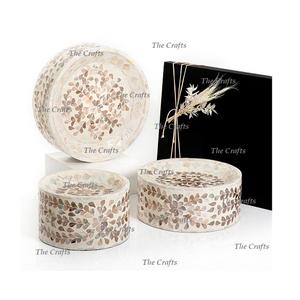 Juego de diferentes tamaños de tres soportes para pasteles, elevador de madera de forma redonda con trabajo de nácar a precio mayorista - Product Image 1