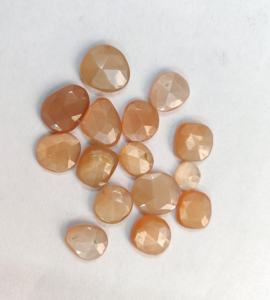 ธรรมชาติฟรีขนาดไม่สม่ำเสมอรูปร่างพีชมูนสโตนกุหลาบตัดคุณภาพ AAA-หลวมไม่เท่ากันพีชมูนสโตน - Product Image 3