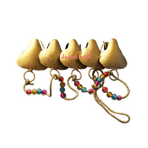 Campanilla de viento de vaca rústica en forma de corazón, artesanía de hierro, carillones de viento únicos para el hogar, exterior, de la India - Product Image 1