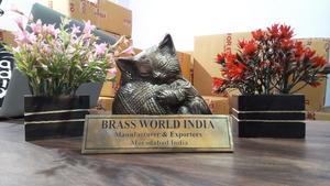 Urne funéraire pour cendres en laiton noir, motif chat assis avec boule, style américain - Product Image 2