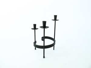 Dernier bougeoir à 3 bras avec finition noire, parfait pour un décor de table élégant et un éclairage élégant - Product Image 3