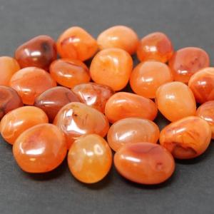 Decoración artesanal Feng Shui tallada en piedra caída de cornalina roja natural al por mayor para espacios vibrantes y sofisticación decorativa - Product Image 1