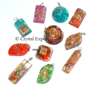Grossiste de pendentifs en agate orgone chakra de formes variées avec sertissage à griffes - Product Image 1