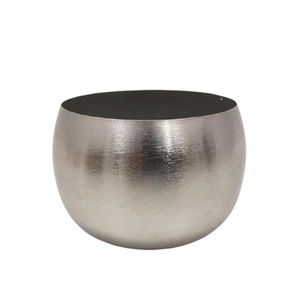 Porte-bougie décoratif indien en aluminium nickelé pour décoration intérieure porte-bougie au design moderne fait à la main - Product Image 3