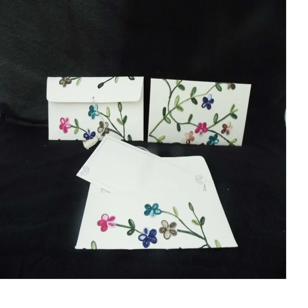 Enveloppe sur mesure en papier artisanal blanc, avec broderie de fil floral, pour les cadeaux et les mariages, fait à la main, en coton
