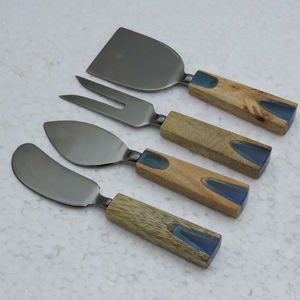 Ensemble de 4 couteaux à fromage vintage faits à la main en acier inoxydable avec manche en résine époxy et bois, écologique, design de créateur, pour la table - Product Image 5