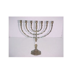 Soporte de vela Menorah de latón de alta calidad Premium, soporte de vela Menorah de aspecto real, portavelas de Menorah judío dorado de estilo moderno - Product Image 1