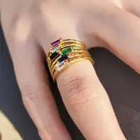 เพชรพลอยธรรมชาติ Dainty Gold แหวนมรกตที่ดีลูกบาศก์เซอร์โคเนียตัดหมั้น Lab สร้างแหวนเครื่องประดับมรกตสำหรับผู้หญิง
