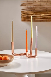 Bougeoir conique en bronze courbé Lanterne élégante en métal pour la décoration intérieure ou les services religieux - Product Image 2
