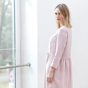 Vestido Formal de Crepé de Algodón que Captura la Esencia del Verano, Color Rosa Caramelo Sólido, Largo hasta la Rodilla, Mangas Largas para Mujer - Product Image 4