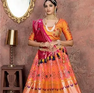 Banarasi ผ้าไหม Lehenga สำหรับสุภาพสตรีที่มีงานทอผ้า Ethenic และมีคุณภาพสูง