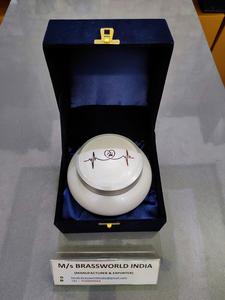 Petite urne en aluminium peinte à la main pour les cendres humaines odyssey, fournitures d'enterrement, brasworld inde - Product Image 2