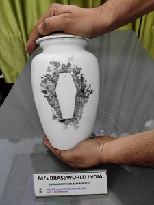 Urna de cremación para adultos completamente hecha a mano de aluminio con diseño pintado a mano Brassworld India Suministros funerarios - Product Image 4