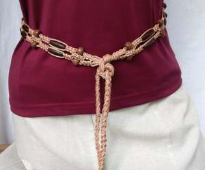 Cinturón de macramé beige vintage con cuentas de madera Handmade Happiness - Product Image 1