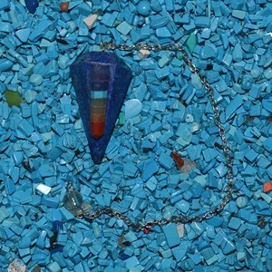 Pendules en Lapis Lazuli de Bonne Qualité avec Pointe de Chakra : Pendules en Lapis Lazuli avec Pointe de Chakra à Vendre - Product Image 1