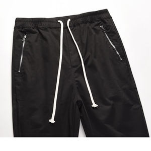 กางเกงจ็อกเกอร์ทรงสลิมฟิตผ้าโพลีเอสเตอร์แบบมีเชือกผูกข้าง ลายทางด้านข้าง ไม่มีลายพิมพ์ สำหรับผู้ชาย มีกระเป๋าข้าง - Product Image 4