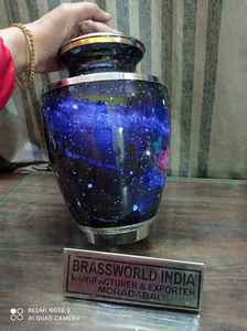 Urna de cremación de galaxia azul de latón, suministros funerarios de alta calidad, India - Product Image 4