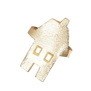 Anneau de serviette de table décoratif en métal doré en forme de chalet, pour la décoration de table et les événements - Product Image 1