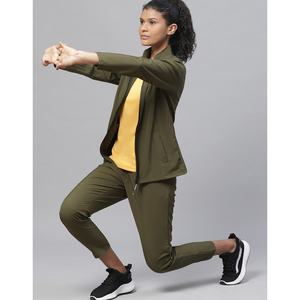 Nuevo Conjunto Deportivo de Invierno para Mujer, Talla Grande, con Logotipo Personalizado, Top Corto con Capucha y Pantalones Deportivos, 2 Piezas - Product Image 5