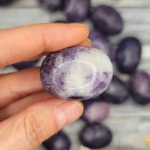 หินเลพิโดไลต์สีม่วงธรรมชาติขัดเงาแบบก้อนใหญ่ ของที่ระลึกสำหรับตกแต่งบ้านและใช้ในธุรกิจ - Product Image 6