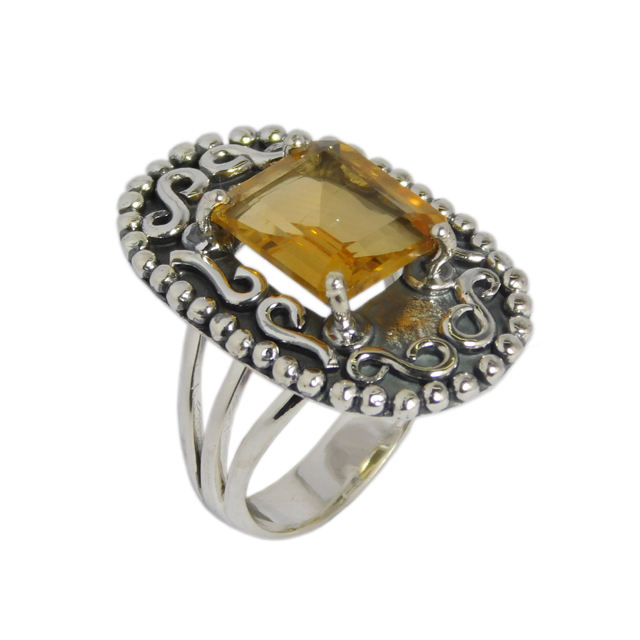 สีเหลือง