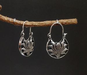 Pendientes de aro chapados en plata estilo Amboz diseño bohemio para niñas y mujeres para bodas, fiestas y regalos hechos de latón - Product Image 2