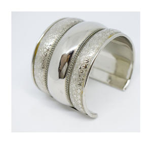 Vintage 1960 Diciembre Antiguo Artesano y Joyería Artesanal Tienda de Feria Hombres Pulseras de Alambre con textura y martillado para mujeres - Product Image 6