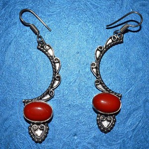 Pendientes de piedra con forma de luna de alta calidad, diseño de gota clásico para compromiso de regalo u ocasiones especiales - Product Image 1