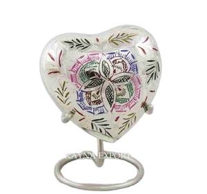 Hermosa urna de cremación de estilo americano, artesanía, corazón, níquel brillante, suministros funerarios grabados para las cenizas de un ser querido - Product Image 1