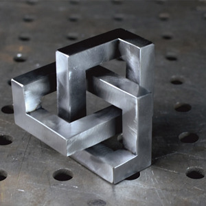 Mini sculpture géométrique en acier noué, élément de décoration, minimalisme, design d'intérieur, décoration géométrique pour la décoration de table - Product Image 2