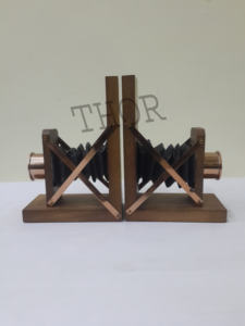 Modèle d'appareil photo en bois marron de collection, serre-livres, support de livre de bureau, décor d'université, finitions chromées - Product Image 3