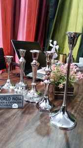 เชิงเทียนทองเหลืองโบราณในขนาดที่แตกต่างกันสไตล์ศาสนาคริสตจักรอุปกรณ์โลหะขัดรูปแบบ - Product Image 2