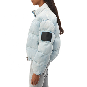 Chaqueta acolchada de invierno para mujer, estilo vaquero azul con lavado ácido y efecto desgastado, fabricada por OEM. - Product Image 3