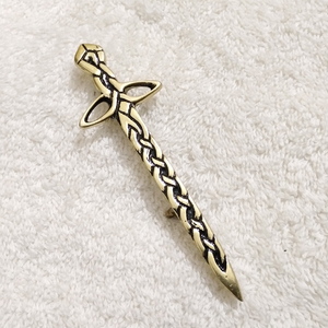 Pin de falda escocesa de latón con diseño de empuñadura de cardo remolino diseño de espada de cobre para tradiciones escocesas - Product Image 1