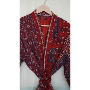 Robe Kantha cousue à la main Veste d'hiver Manteau multicolore Vêtements de plage Kimono Manteau Kantha indien fait main avec poche bord brut - Product Image 6