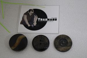 Bouton en corne de buffle naturel fait à la main en forme circulaire et motif imprimé en noir et marron Boutons de vêtement Tradnary - Product Image 5