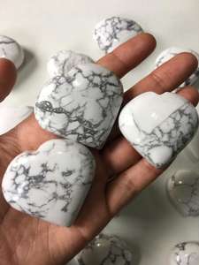 Cristal de howlite naturel en forme de cœur, pierre précieuse polie, sculpture en forme de cœur - Product Image 4