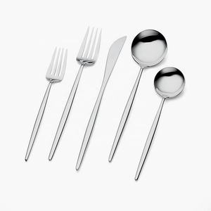 Servidores de ensalada decorativos chapados en plata de metal, juego de servir ensalada con mango dorado en relieve de latón, cuchara para mezclar y cocinar - Product Image 4