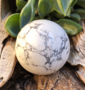 Sphère de cristal d'howlite blanche naturelle, boule de pierre précieuse polie, pierre de guérison, décoration de la maison, méditation, Reiki, cadeau, présentoir - Product Image 6
