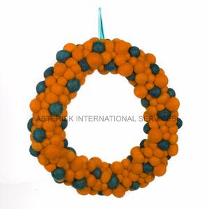 พวงมาลัยผ้าสักหลาดแฮนด์เมดลายศิลปะแอบสแตรกของตกแต่งคริสต์มาสสำหรับแขวน - Product Image 3