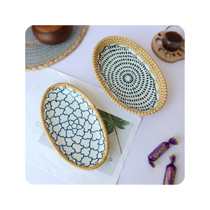 Exportateur en vrac du Vietnam pendaison de crémaillère présente en céramique et rotin tissé à la main plateau de service décor de Table stockage des aliments - Product Image 1