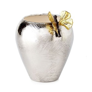 Modernos Floreros de Latón Dorado en Tres Tamaños y Formas Diferentes, Floreros Hechos a Mano para Decoración de Mesa de Boda - Product Image 3