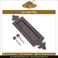 Plaque de porte verticale en fonte décorative avec fente pour courrier, finition noire antique, embout en laiton |   Quincaillerie de porte vintage robuste