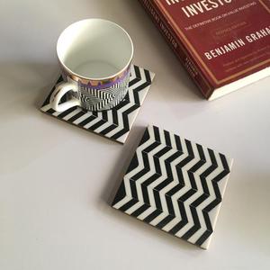 Ensemble de 4 sous-verres carrés en résine zig-zag noir et blanc de style européen pour la cuisine ou le bureau emballés dans un carton - Product Image 2