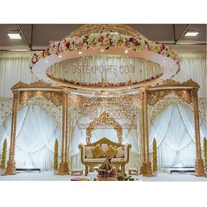 Escenario de Boda Asiático con Doble Pilar y Mandap, Hermoso Escenario de Madera para Bodas, Decoración Tradicional del Sur de la India, Escenario de Boda en Atlanta - Product Image 1