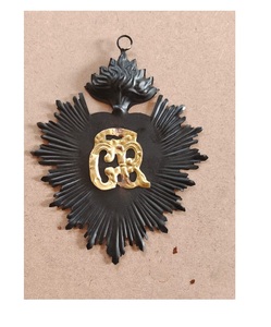 Corazón sagrado de metal dorado colgante en forma de corazón acabado antiguo decorativo para el hogar - Product Image 3