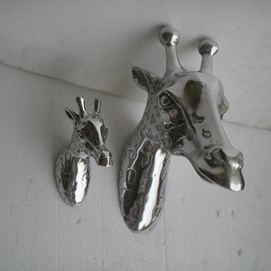 Figura de Cabeza de Jirafa Pequeña en Aluminio Fundido Pulido - Product Image 4