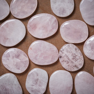 Cuarzo Rosa Forma natural Piedras de Palma Piedras naturales Artesanía de cristal Rocas Minerales Gemas Feng Shui Hada Piedras de Palma rosa - Product Image 1
