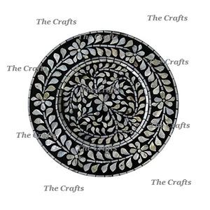 Ensemble de deux assiettes de chargeur de forme ronde faites à la main en bois et nacre assiette de chargeur de travail sous assiette en vrac - Product Image 6